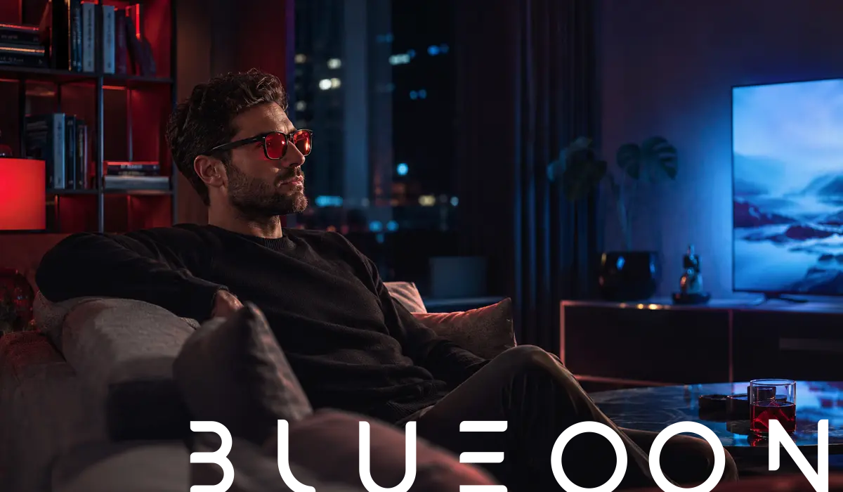 Viendo la tele con gafas blueoon Viendo la tele con gafas blueoon